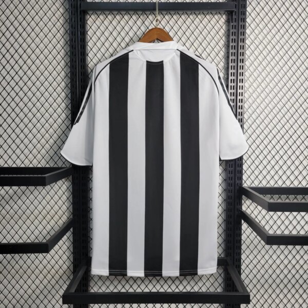 04-06 Newcastle United Home Retro Jersey - Image 4
