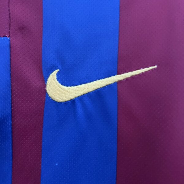 Retro 05-06 Barcelona Home Kids Kit - Image 2