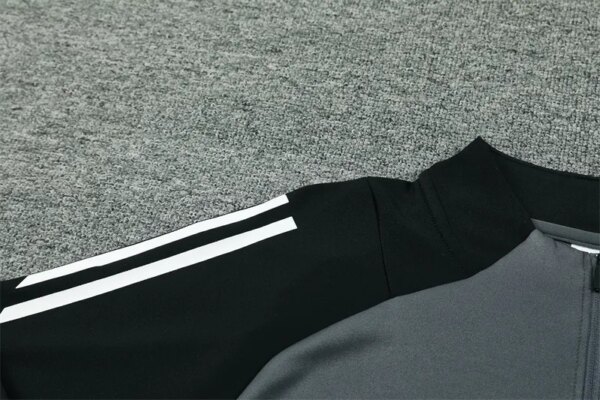 24-25 Manchester United Grey Training Suit - Image 3