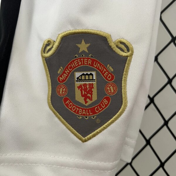 Retro 99-00 Manchester United Home Kids Kit - Image 4