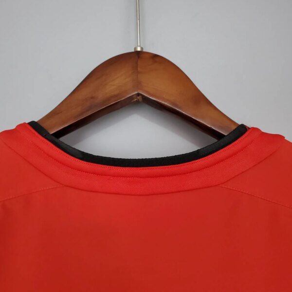 02-04 Manchester United Home Red Retro Jersey - Image 4