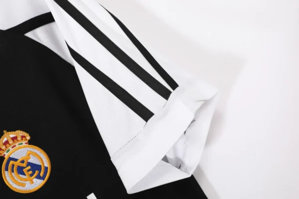 Real Madrid Away Kit Retro 01-02 - Image 3